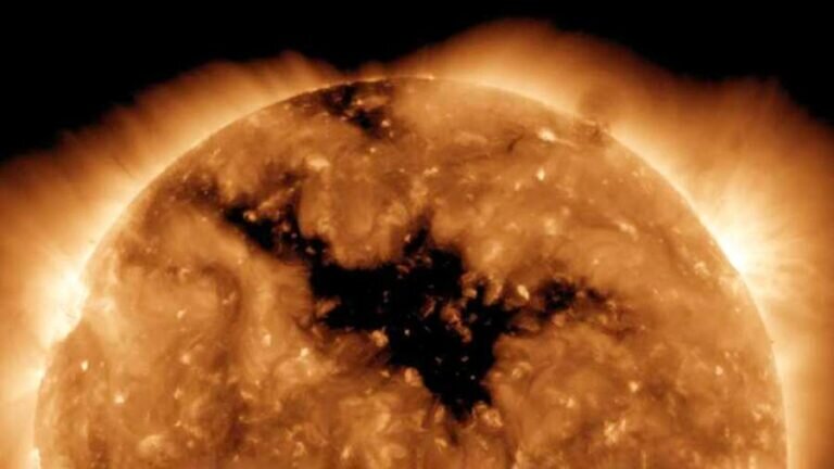    Темное пятно на Солнце станет причиной обрушения на Землю мощной магнитной бури Белов Михаил Александрович