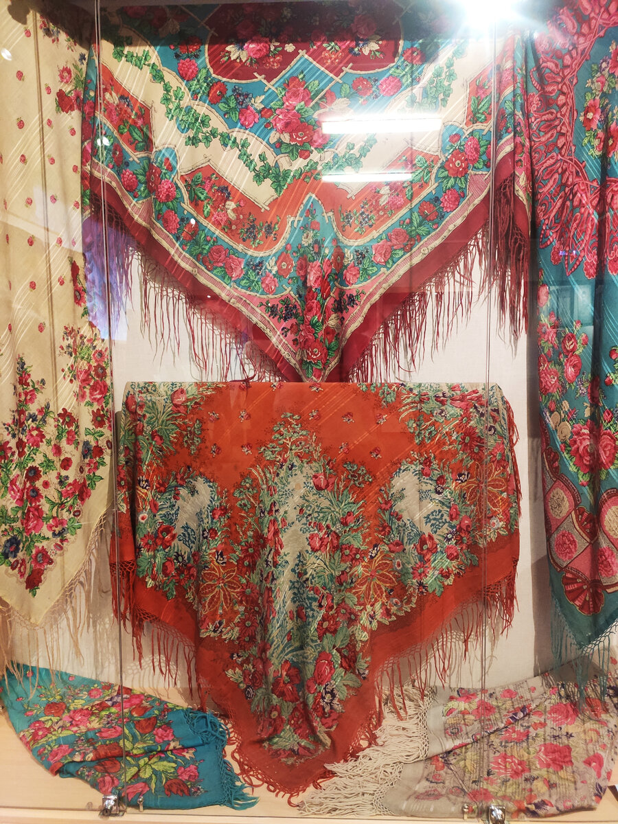 Шали 
Фабрика братьев Александровых, Калужская губерния, Боровский уезд, с. Русиново (шерсть, шелковые просновы, ручная набойка, клеймо печатное