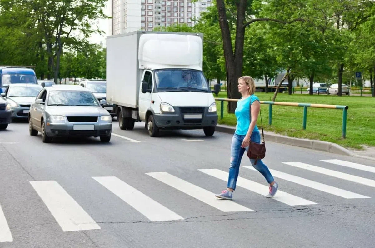 Движение по пешеходному переходу штраф. Пешеход на дороге. Пешеход и автомобиль. Пешеходный переход. Машина перед пешеходным переходом.