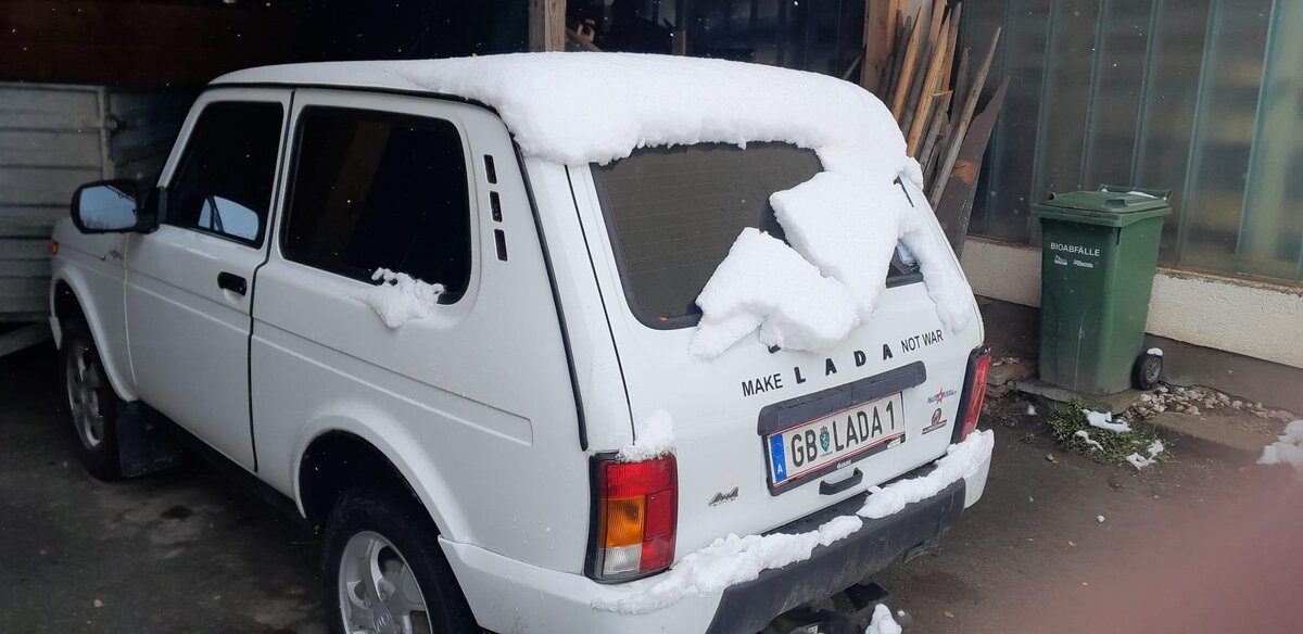На фото: вынужденная маскировка российской «Нивы», Австрия