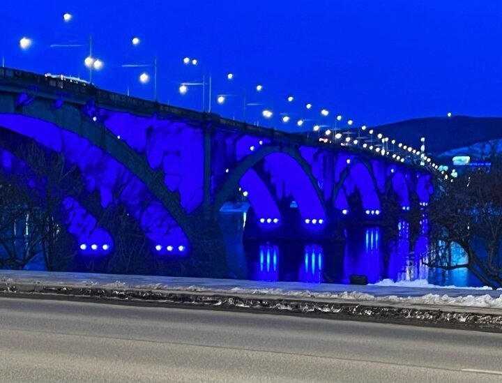     На фото Коммунальный мост в синем цвете / Фото: vk.com/krasnoyarskrf