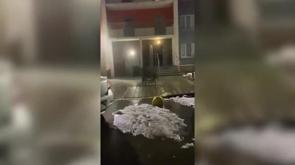     Несколько этажей дома в Петербурге залило кипятком из-за прорыва трубы скриншот из видео