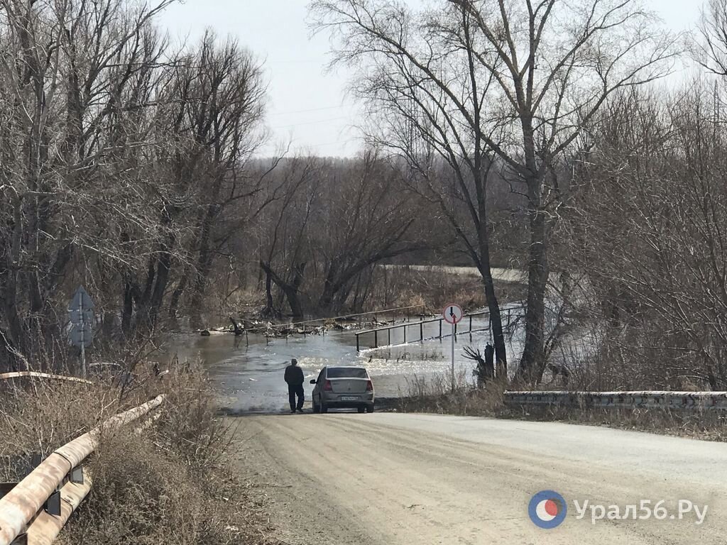 В Орске затопило еще один мост — через рукав Урала, ведущий в садовые  товарищества и турбазу Уральская деревня | Урал56.Ру | Оренбург, Орск -  главные новости | Дзен