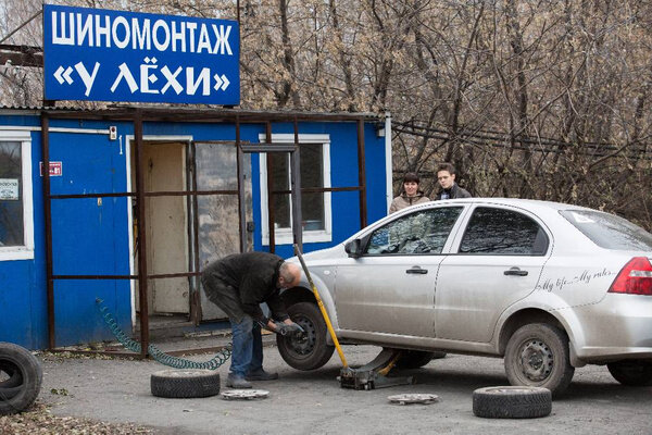 Сезон летнего шиномонтажа 2023 года в Москве уже открыт. Обложка © Дмитрий Феоктистов / ТАСС