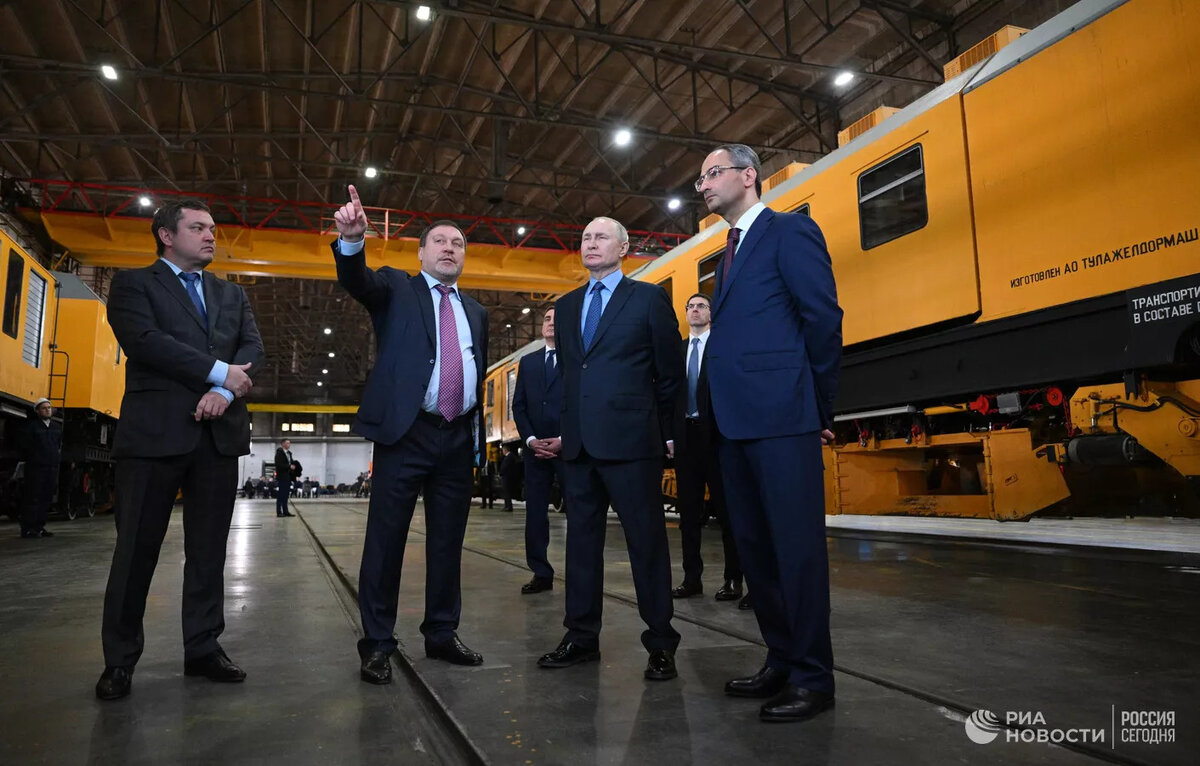 Владимир Путин с руководством Группы ПТК и «Тулажелдормаш». Источник: Рамиль Ситдиков/РИА Новости