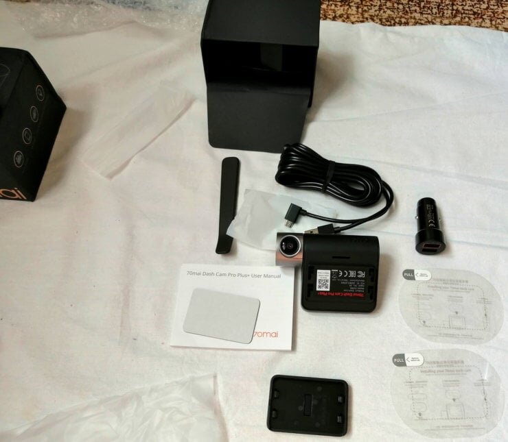    Регистратор компактный и не мешает обзору