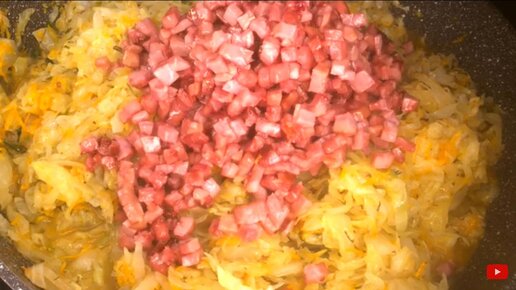 Как приготовить Солянка из капусты с сосисками на сковороде классическая рецепт пошагово