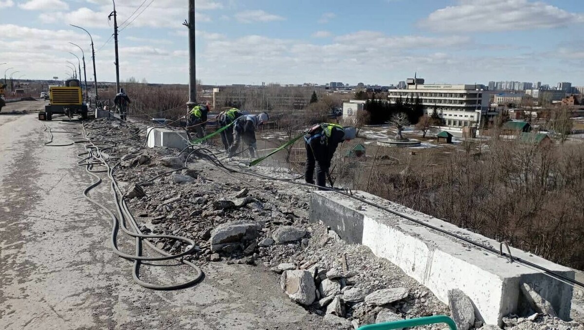     Подрядчик установил камеру видеонаблюдения, чтобы горожане следили за работами в режиме реального времени.