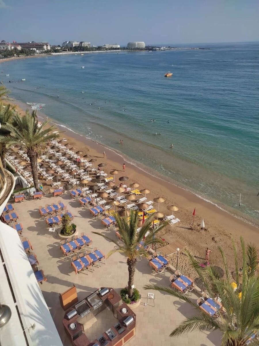 Вид из номера на бухту Авсаллар