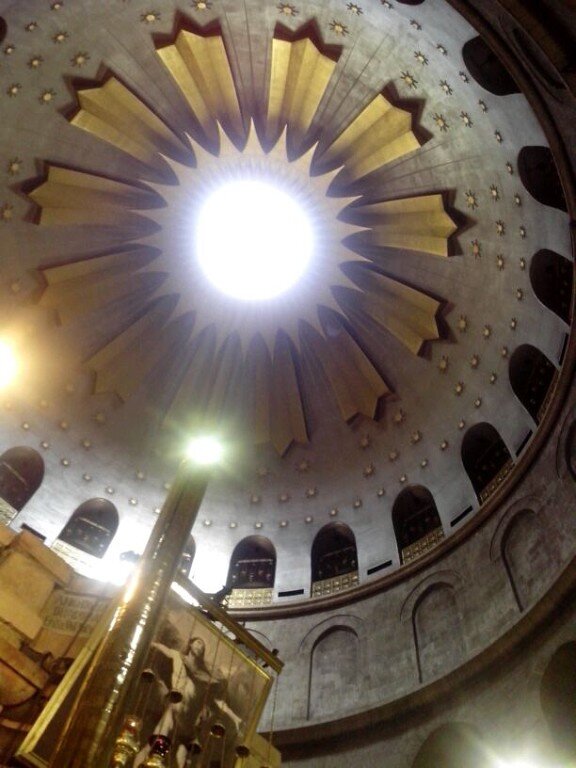 Отсюда сходит Благодатный Огонь