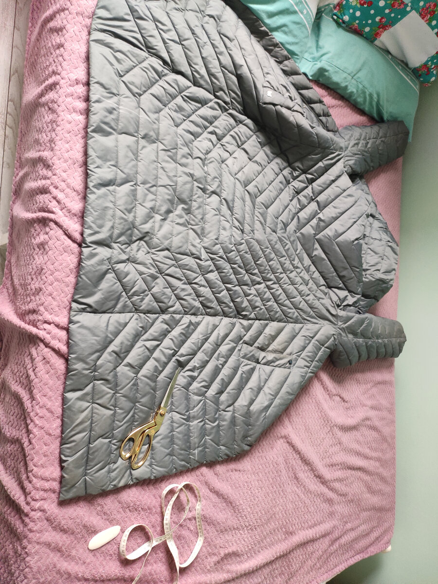 Мой старый пуховик готов к операции 😂 будет служить ещё 