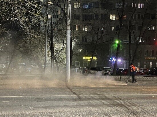     Уборка пыли по-саратовски. Фото: saratov.mk.ru "МК в Саратове"