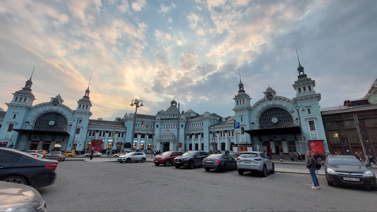 File:0800 - Moskau 2015 - Belorussischer Bahnhof (26308860302).jpg - Wikimedia C