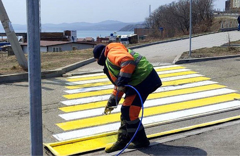     В этом году линии будут наносить не только краской, но и термопластиком.  Администрация Владивостока