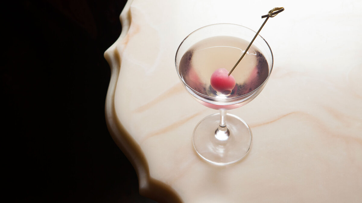 Коктейль Гибсон (с) punchdrink.com/articles/mastering-gibson-martini-cocktail-recipe-with-meaghan-dorman-dear-irving-nyc/