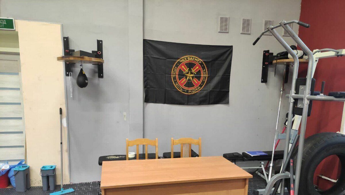     Жители Ростова стали находить в почтовых ящиках листовки с призывом вступить в ЧВК «Вагнер», об этом горожане рассказали в соцсетях.