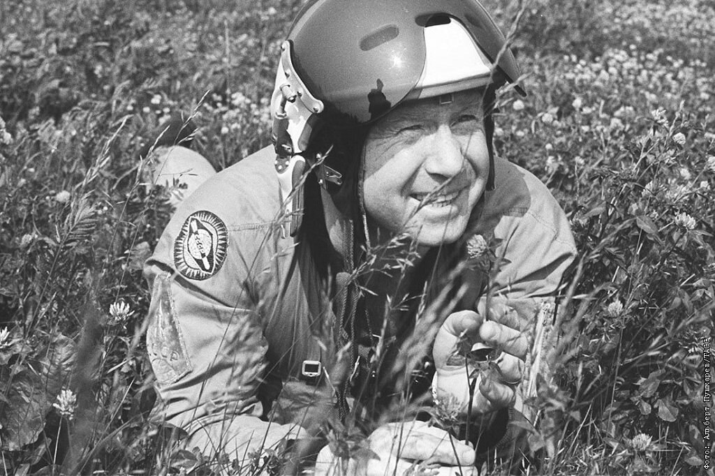    Документальный фильм "Алексей Леонов. Космос внутри" покажут 14 апреля в "Комсомольце". Начало сеанса - в 19 часов.