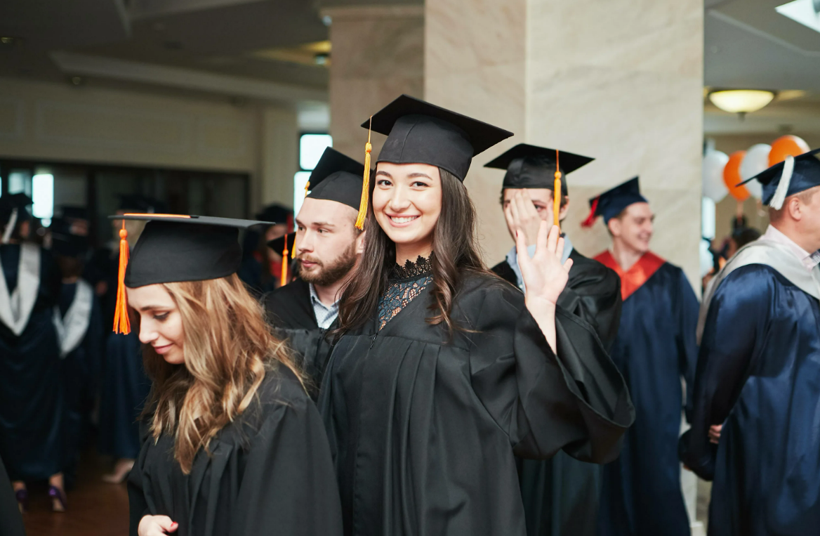 Студенты в вузе. Студент бакалавр. Выпускники университета. Образовагниезарубежом. Мантия выпускника юрфак мгу.