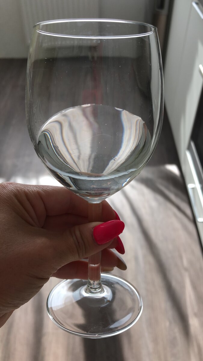 Пьем воду всегда из красивых бокалов