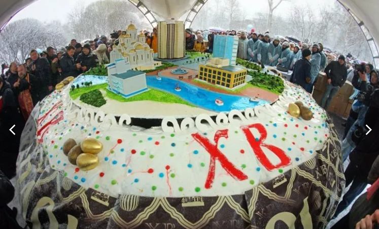 Гигантский кулич. Фото: RG.RU/Татьяна Андреева