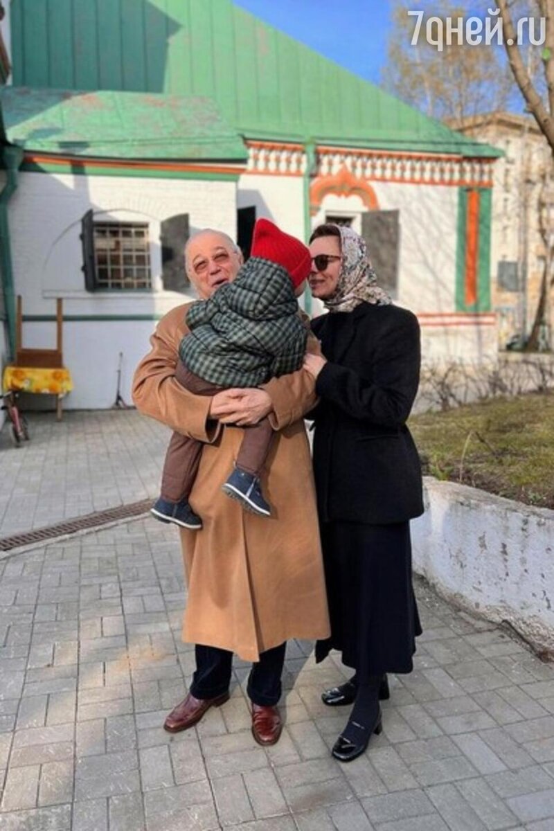    Евгений Петросян и Татьяна Брухунова с сыном Фото из личного архива