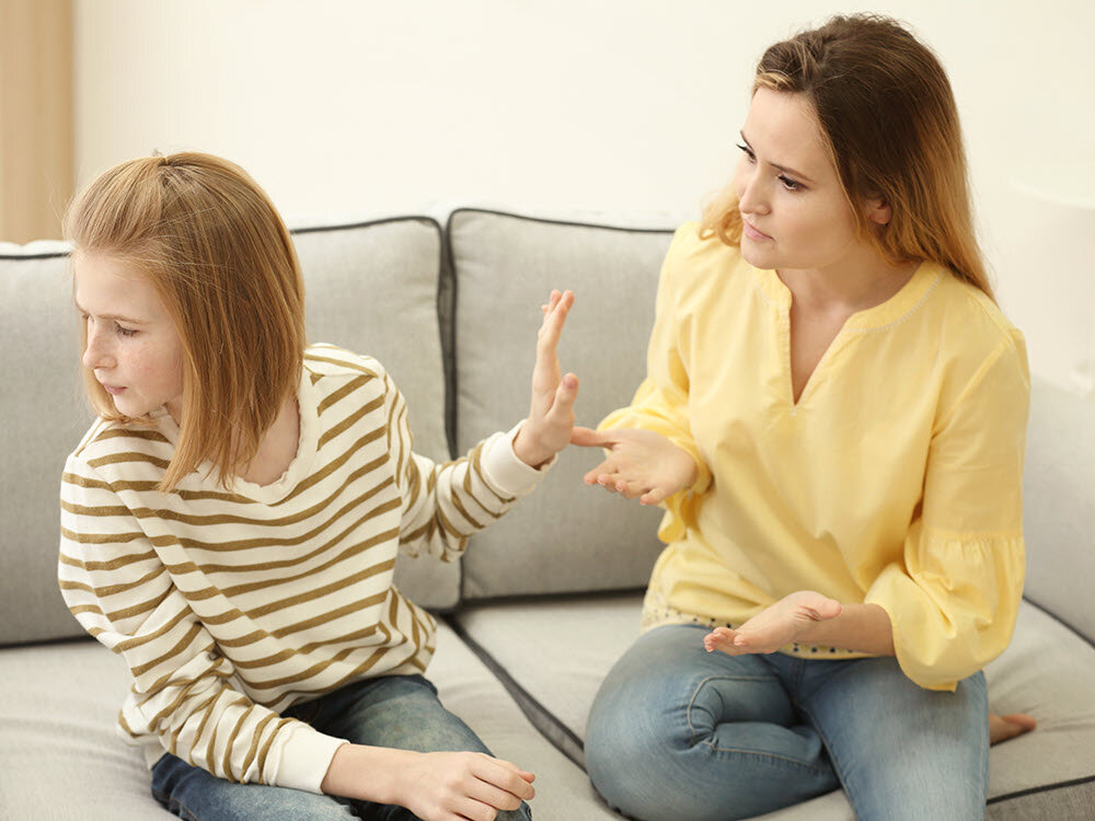 Ладно бы она отмахивалась от меня так, как вот девчонка на картинке. Она же слушает, что я говорю, мотает на ус, а потом бьет меня моим же оружием. Источник: cont.ws