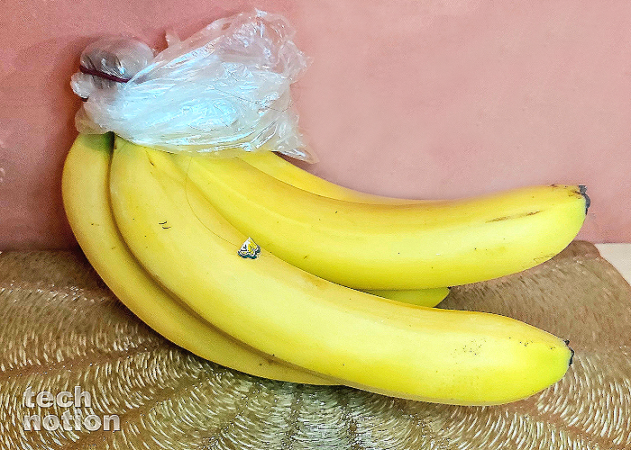 Заворачиваю кисточку бананов в полиэтилен / Изображение: дзен-канал technotion