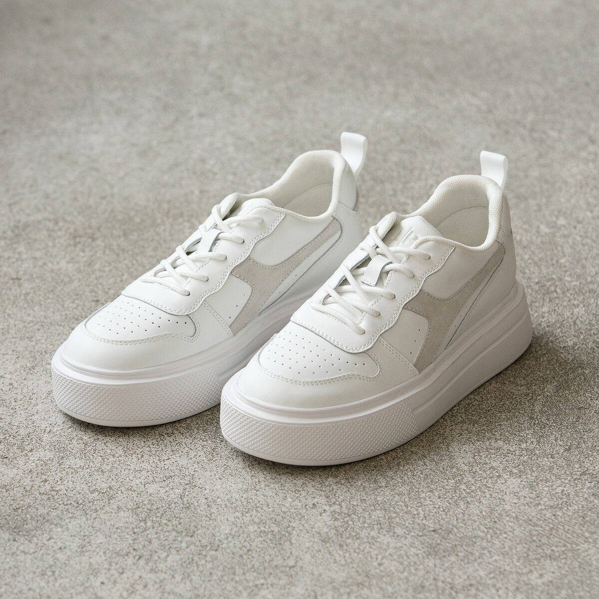 Белые кроссовки модели. Белые базовые кеды. Белые кроссовки женские 2023. Белые кеды модные в 2015 году. Кроссовка белая без лейблов.