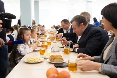    Председатель ЛДПР Леонид Слуцкий посетил образовательный центр «ФЛАГМАН» в городе Одинцово ©Telegram-канал Председателя ЛДПР, главы комитета Госдумы по международным делам Леонида Слуцкого