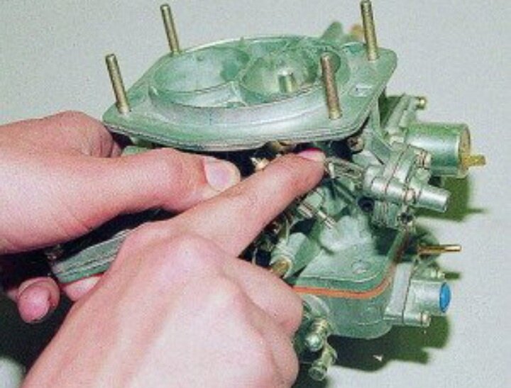Регулировочные винты карбюратора ваз 2106. Как работает карбюратор ваз 2106. Карбюратор жигули 2106. Жиклер холостого хода ваз 2106. Воздушная заслонка карбюратора ваз 2106.