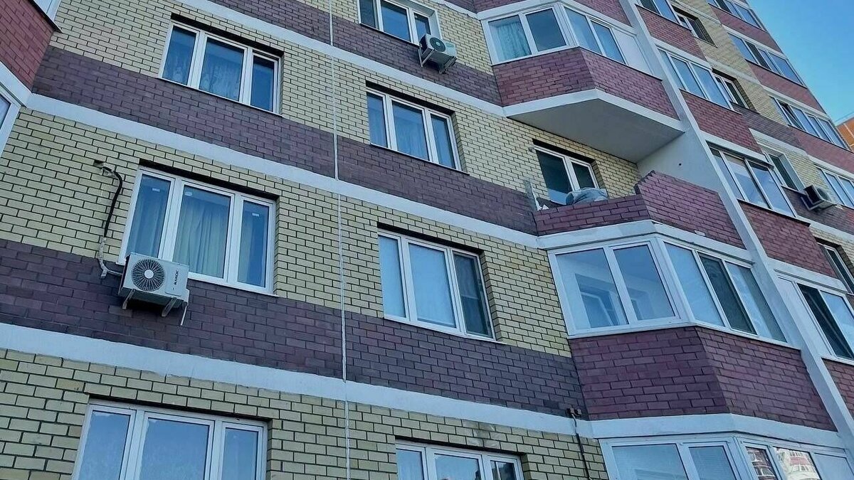     После того, как 18 апреля мужчина вместе с частью кирпичной кладки сорвался балкона с 3 этажа дома №7 на улице Обдорской, местные жители стали опасаться за свои жизни.