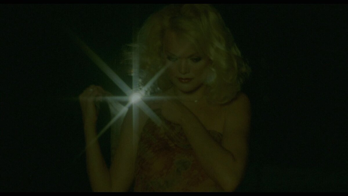 В открывающей сцене сыграла жена режиссёра Джейлен Уинтерс