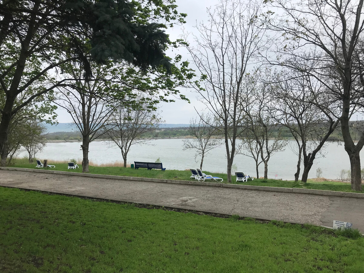 Озеро в 50 метрах от санатория "Минеральные Воды"