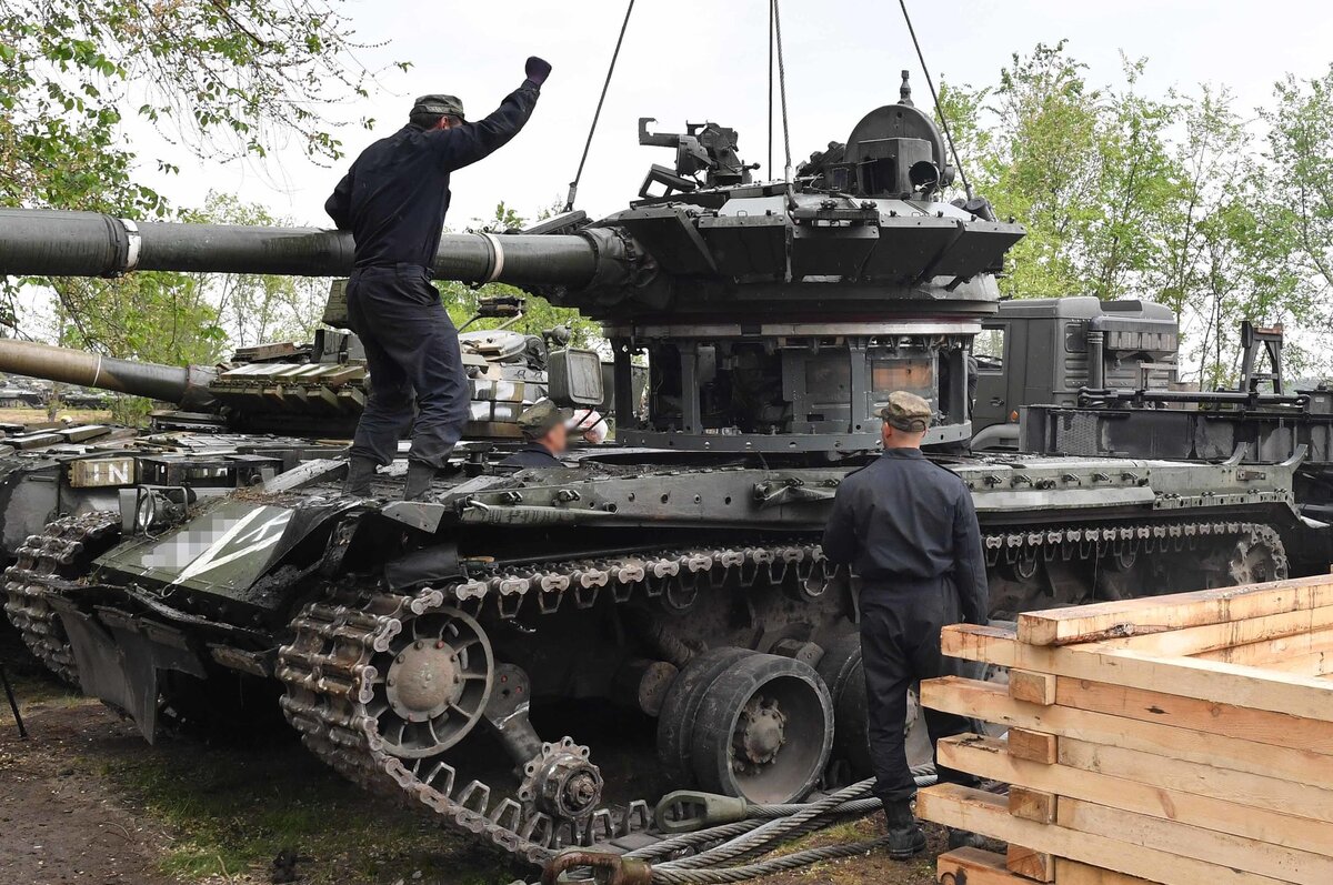 Ремонтные бригады в зоне СВО освоили новые способы восстановления тяжёлой  техники ВС РФ | RT на русском | Дзен