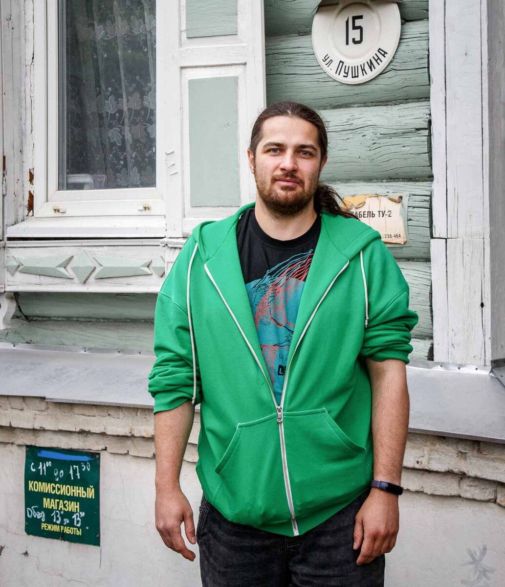 Координатор ТСФ в Омске Святослав Коновалов на фоне дома на берегу Оми, ставшего самым большим и сложным в сезоне 2021 года по всей России