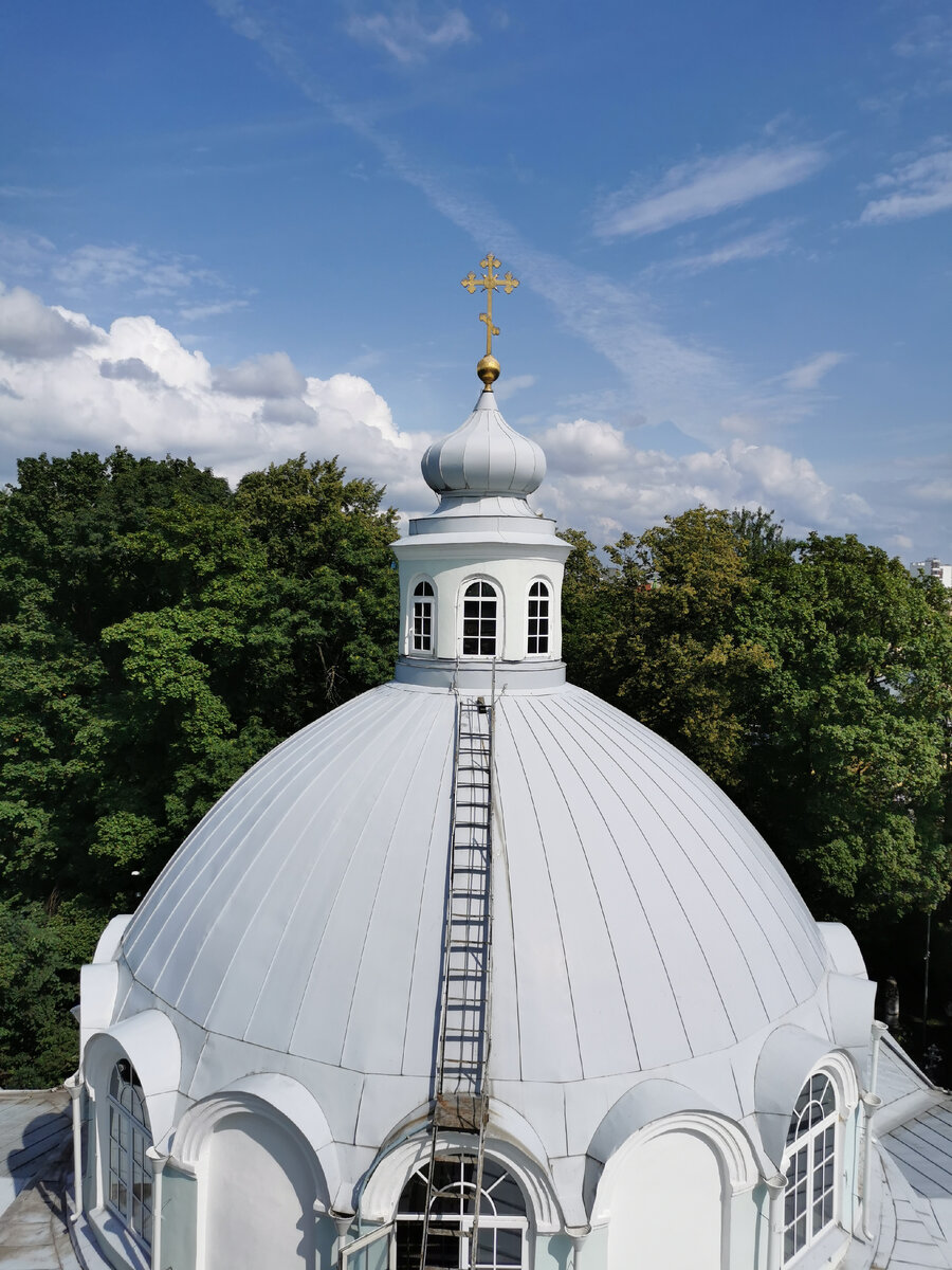Купол храма Смоленской иконы Божией Матери на Смоленском кладбище в Санкт-Петербурге