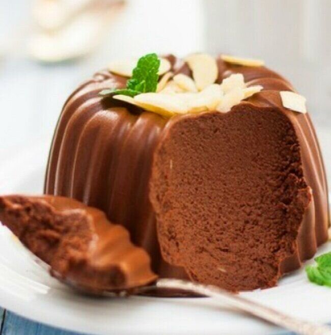 

Вам понадобится:
120 г горького шоколада
500 мл молока
10 г желатина
сахар по желанию

Приготовление:
Для начала нам нужно вскипятить молоко.
Затем берем желатин, замачиваем его в небольшом количестве теплой воды, даем набухнуть и распускаем на водяной бане.
Готовый желатин добавляем в молоко. Смесь немного прогреваем и интенсивно помешиваем.
Черный шоколад ломаем на кусочки и соединяем с молоком. Перемешиваем до полного растворения шоколада, пока не получится масса однородного цвета.
Смесь заливаем в формы и отправляем в холодильник. Готовый десерт можно посыпать тертым шоколадом или миндальными лепестками.