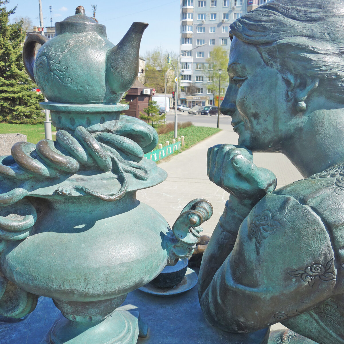 Сквер тульское чаепитие тула. Памятник тулякам на московском вокзале. Скульптор тула. Памятник чаепитие в туле. Скульптор тула.