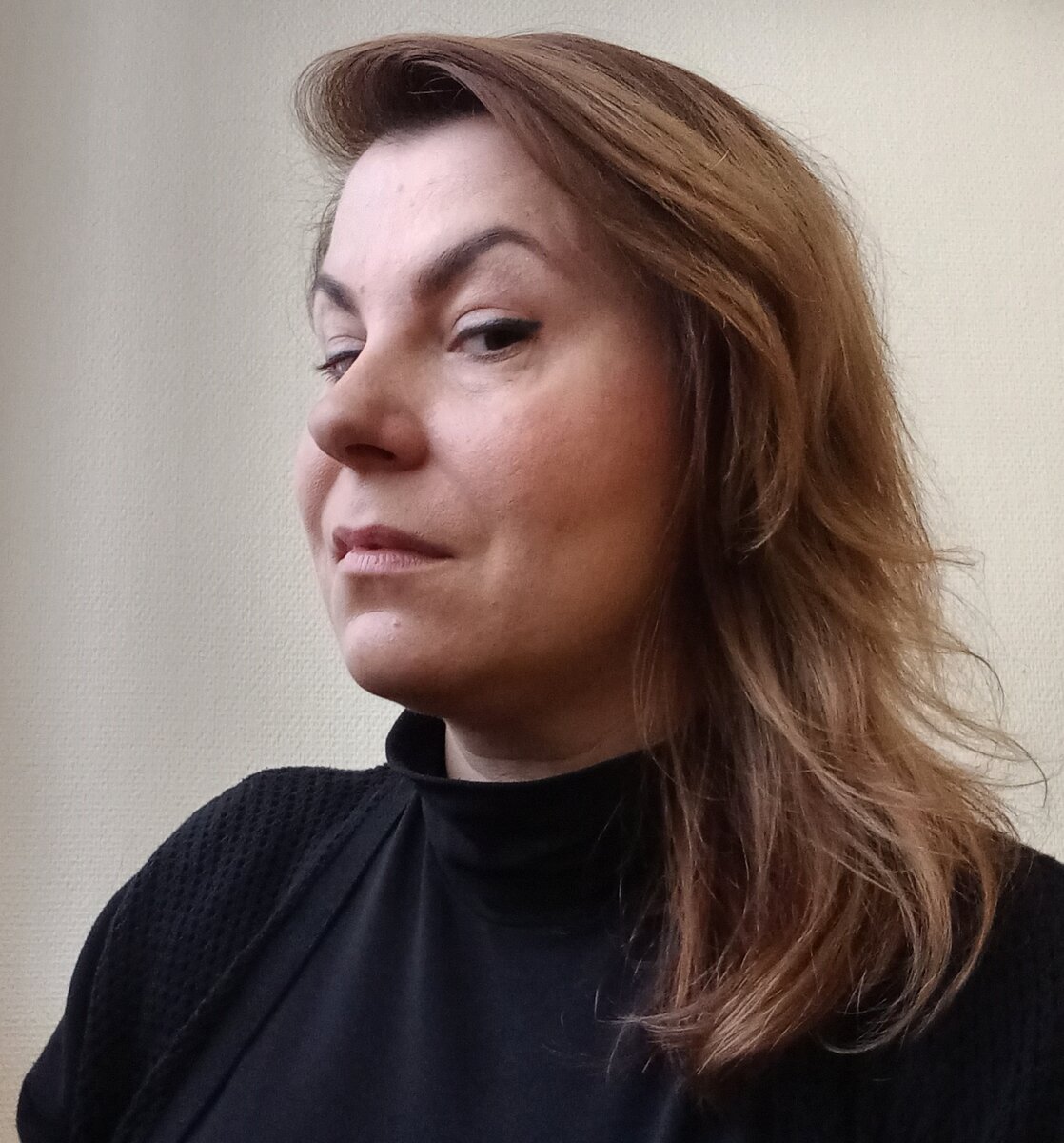 плечи выпрямлены,взгляд выше,но овал лица еще грустный. фото автра