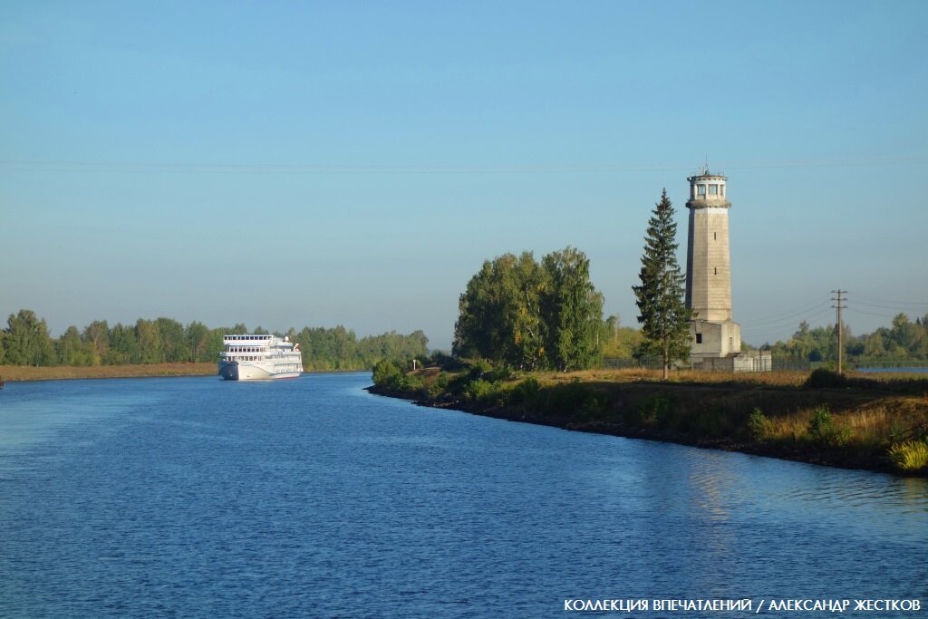 Большой волжский маяк в Дубне. Фото из книги "Круиз Москва - Петербург. Коллекция впечатлений"