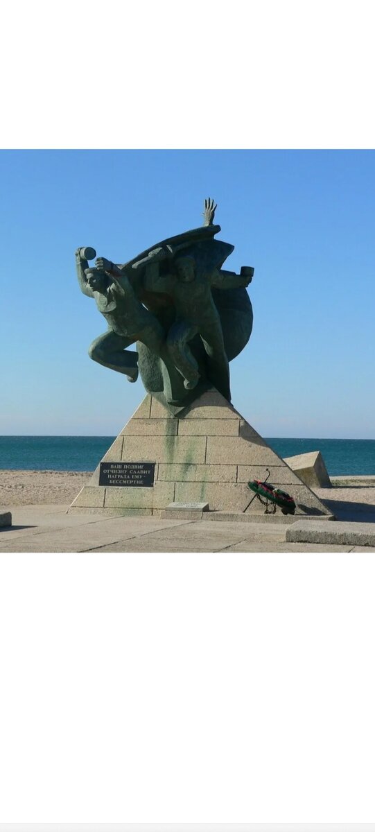 Памятник десантника при выезде из Евпатории.