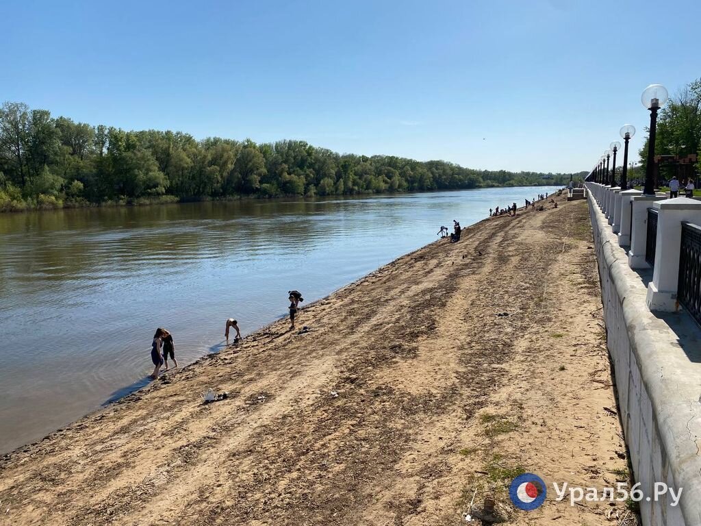 Пляж на пруду. Река Урал. Оренбург Урал. Разлив Урала в Оренбурге.