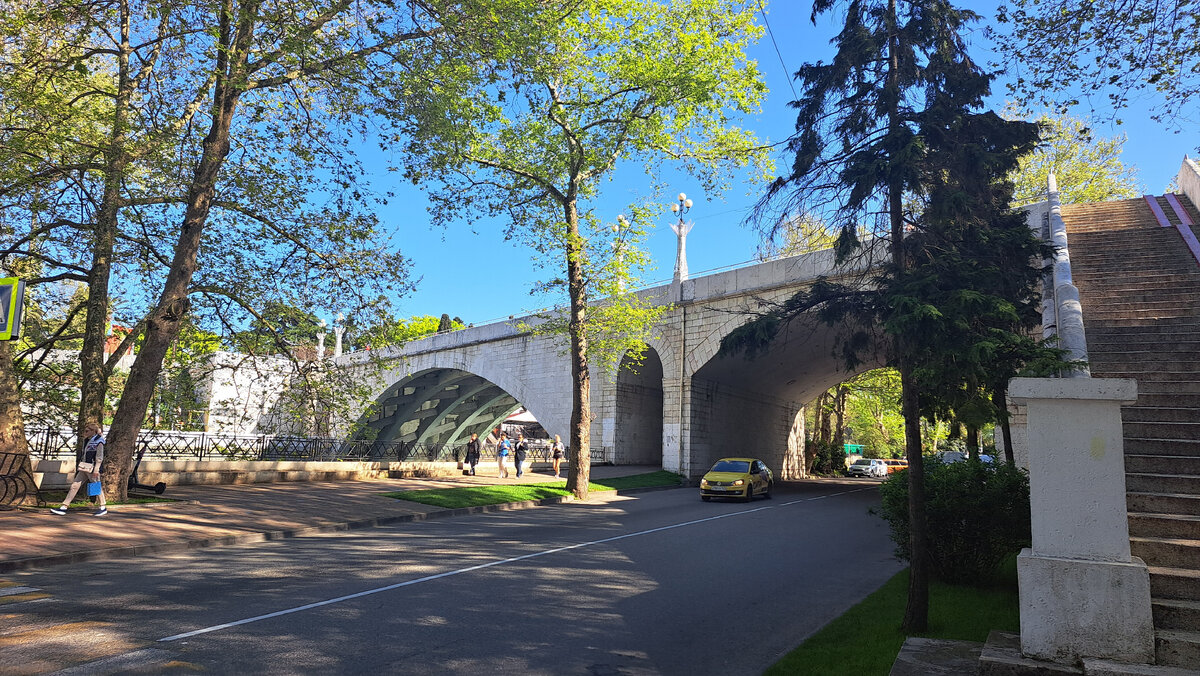 Вид на Ривьерский мост со стороны Комсомольского сквера.
