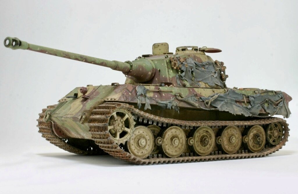 Королевские Тигры в Берлине использовали тряпки, чтобы скрыть лесной камуфляж