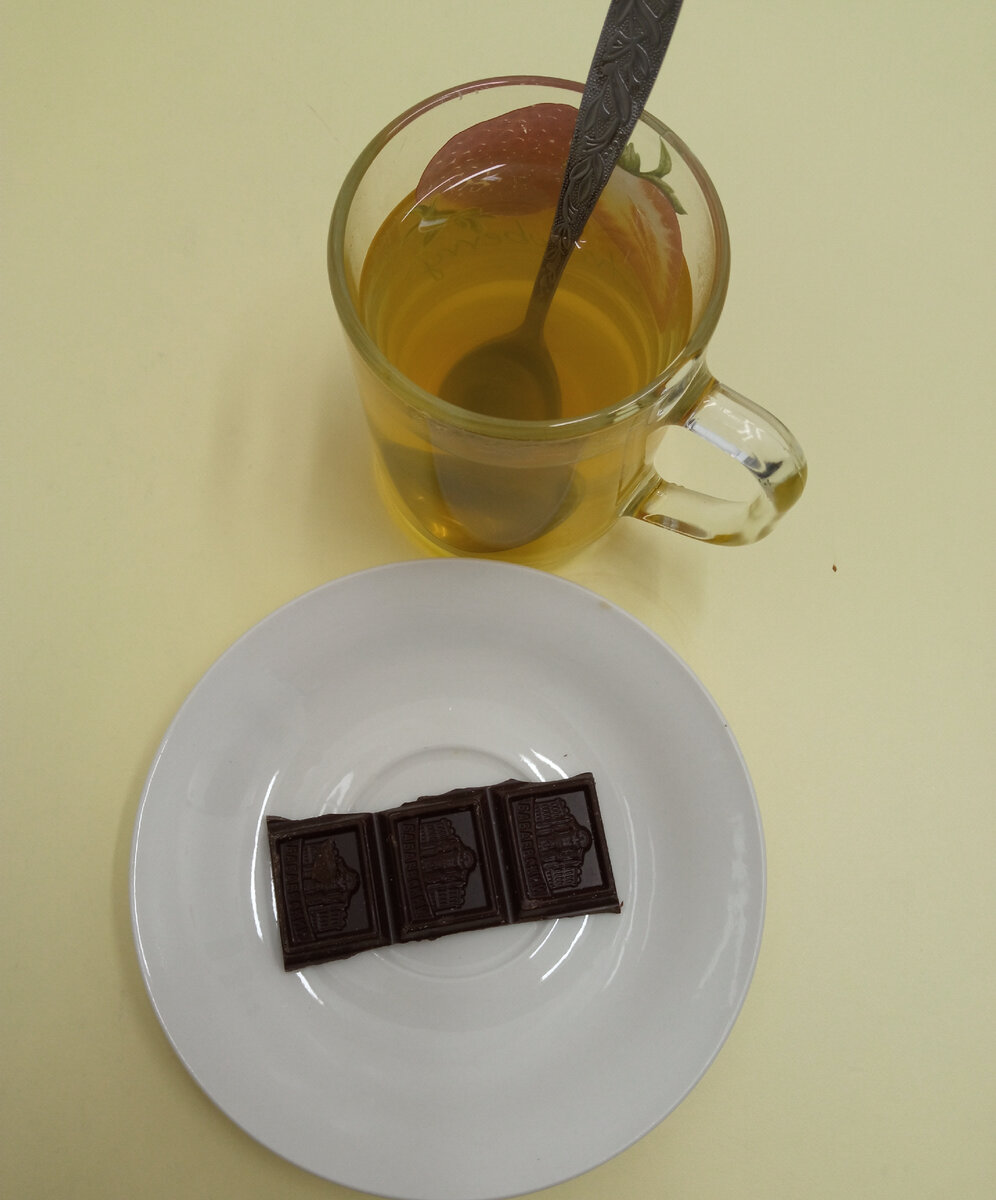 Перекус  шоколад горький-18гр. Чай. К-97,02      Б-1,12      Ж-6,37       У-8,68.