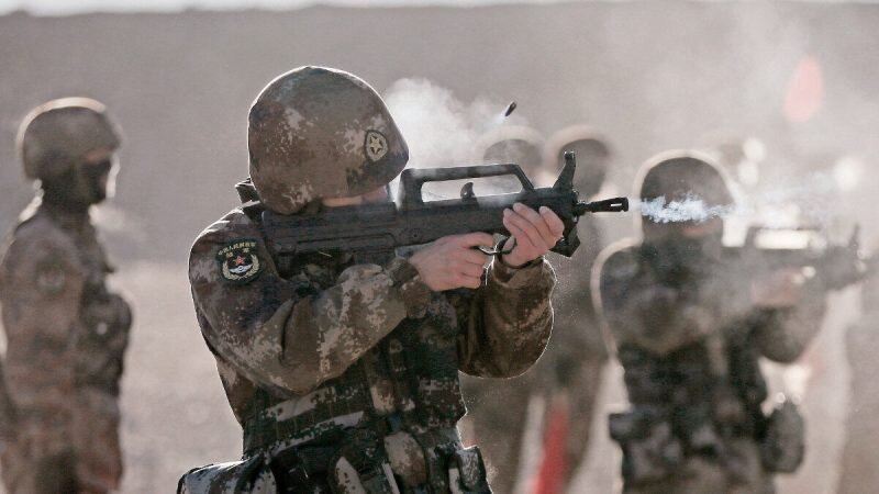 Солдаты Народно-освободительной армии Китая (НОАК) принимают участие в военных учениях в горах Памира в Кашгаре, регион Синьцзян на северо-западе Китая, 4 января 2021 года. (AFP via Getty Images)