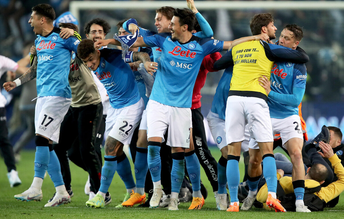    Футболисты "Наполи"  EPA-EFE/GABRIELE MENIS