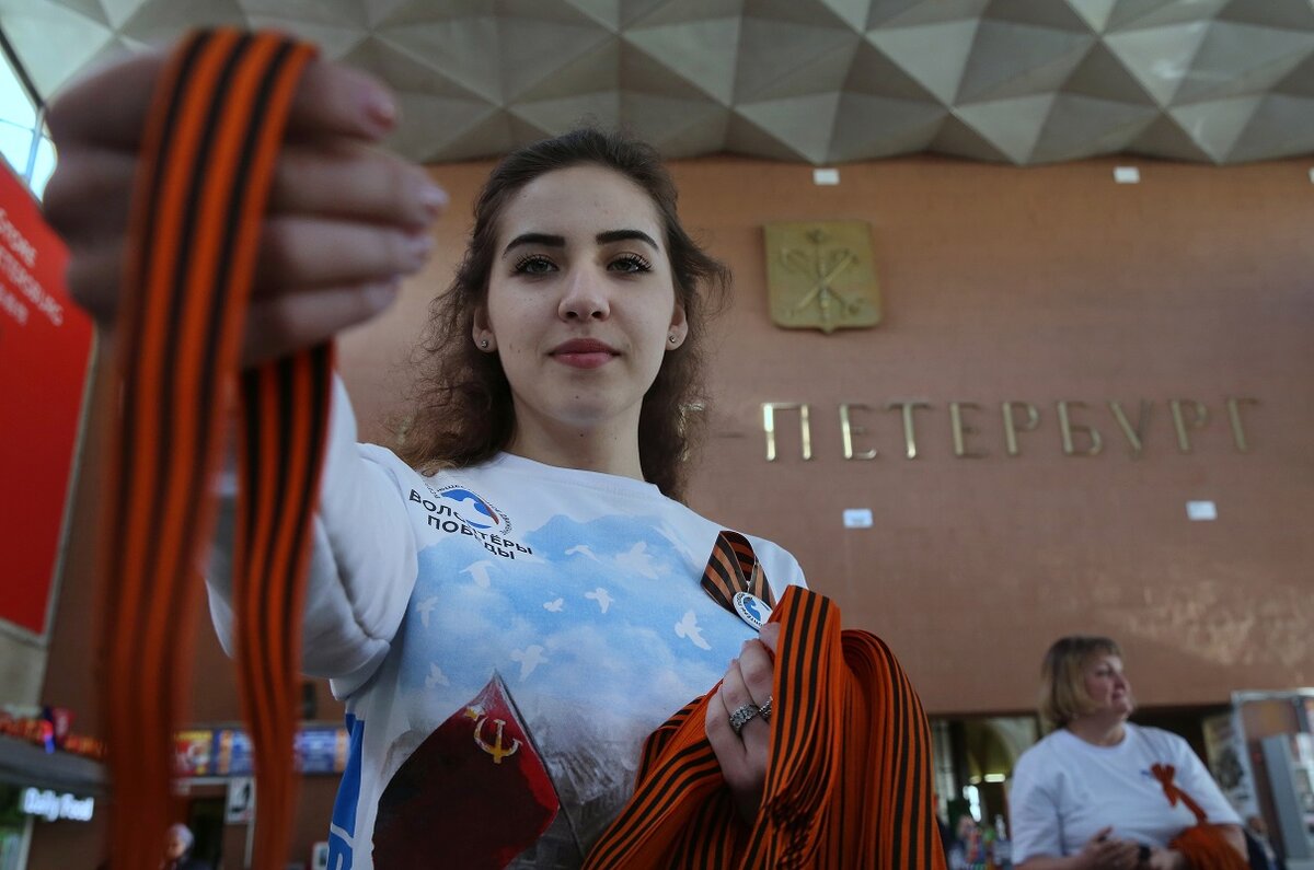 Носить георгиевскую ленту лучше на груди.  Фото: Фото: Photoagency Interpress / Global Look Press / globallookpress.com
