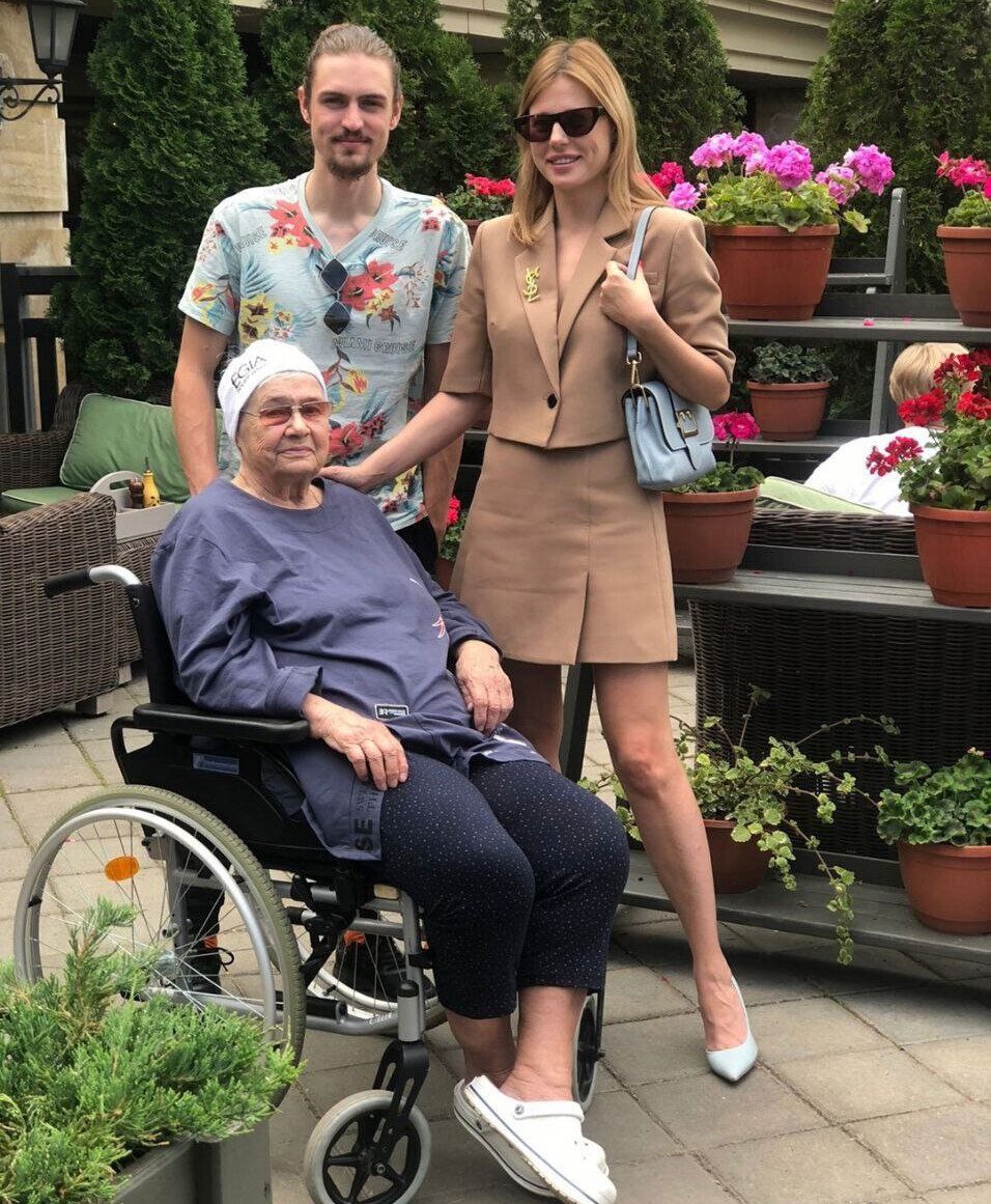 ​Таисия Ивановна живет в квартире правнука, вместе с внучкой. Передвигается женщина на инвалидной коляске, поэтому без помощи посторонних ей не обойтись. Фото: предоставлено Торой Шакировой