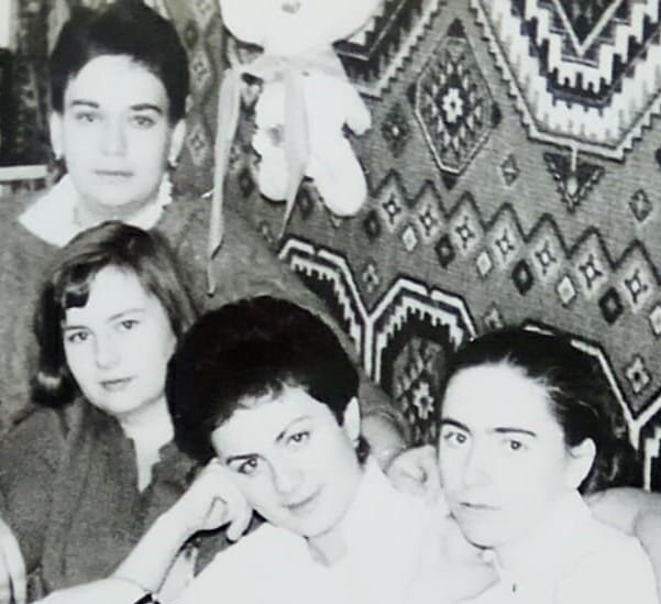 Слева на этой фотографии - мы с Ириной, рифмовавшие всё, что могли и как могли. 